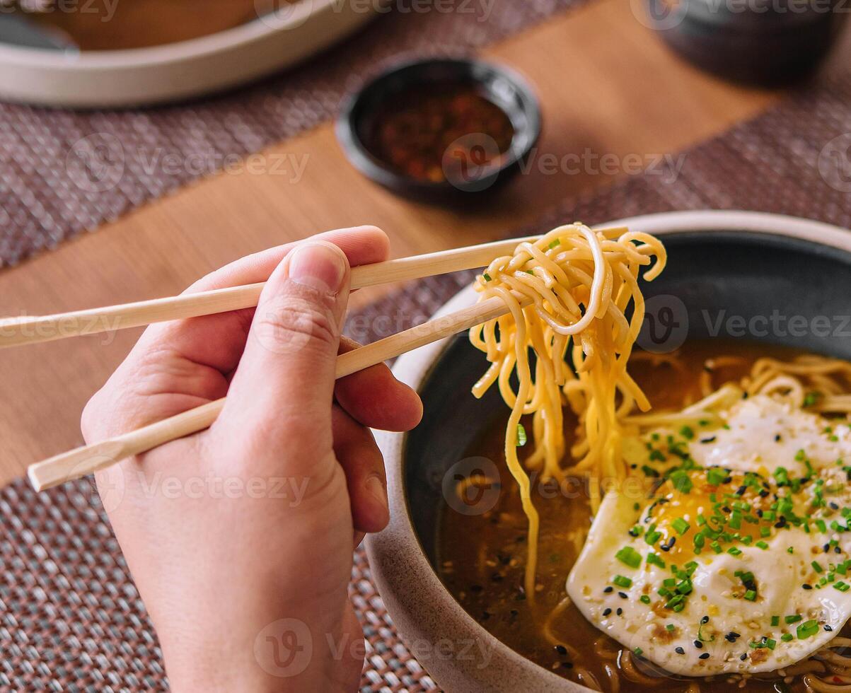 kimchi spaghetto speziato la minestra con uovo foto