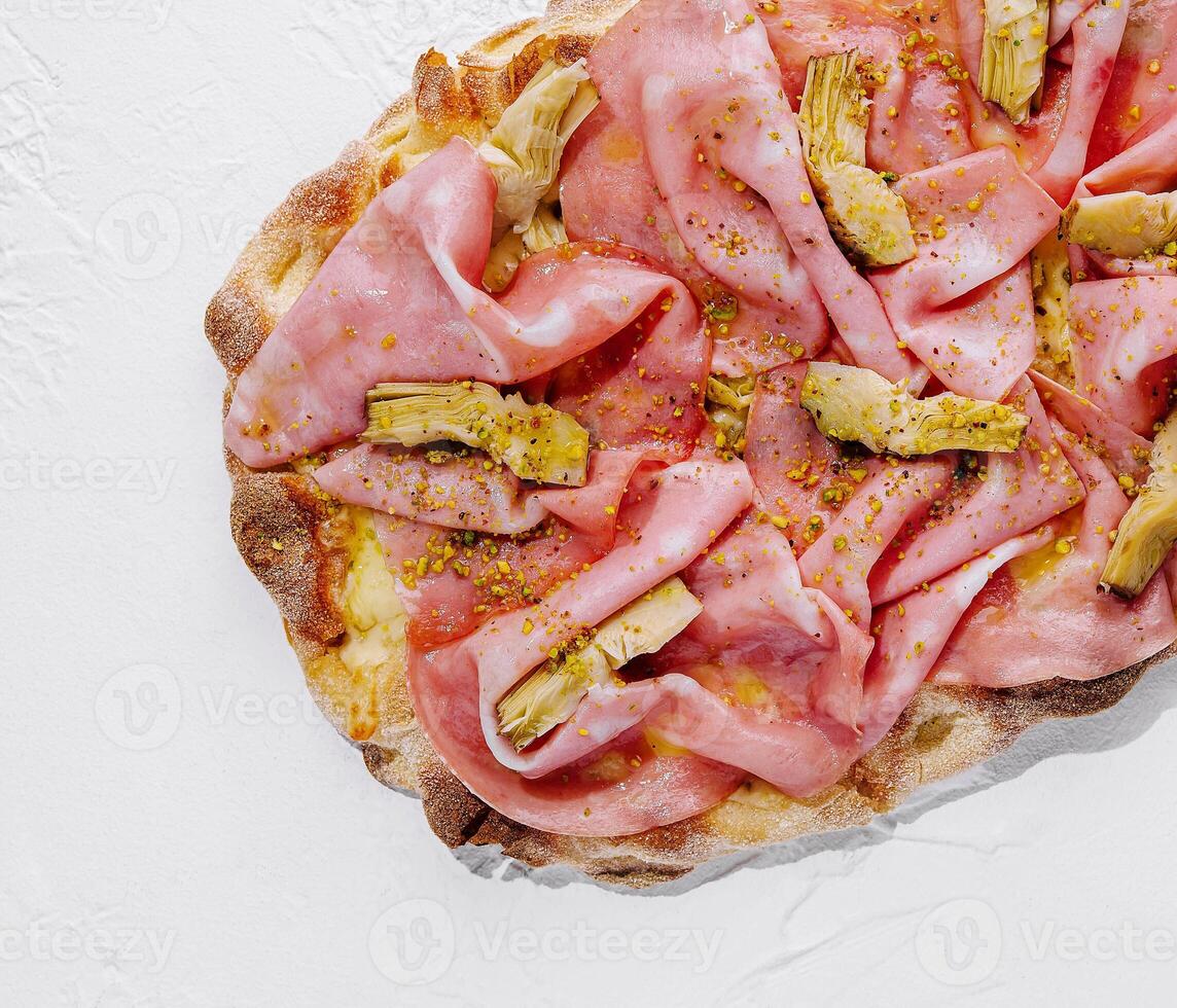 piazza Pizza con prosciutto e carciofi superiore Visualizza foto