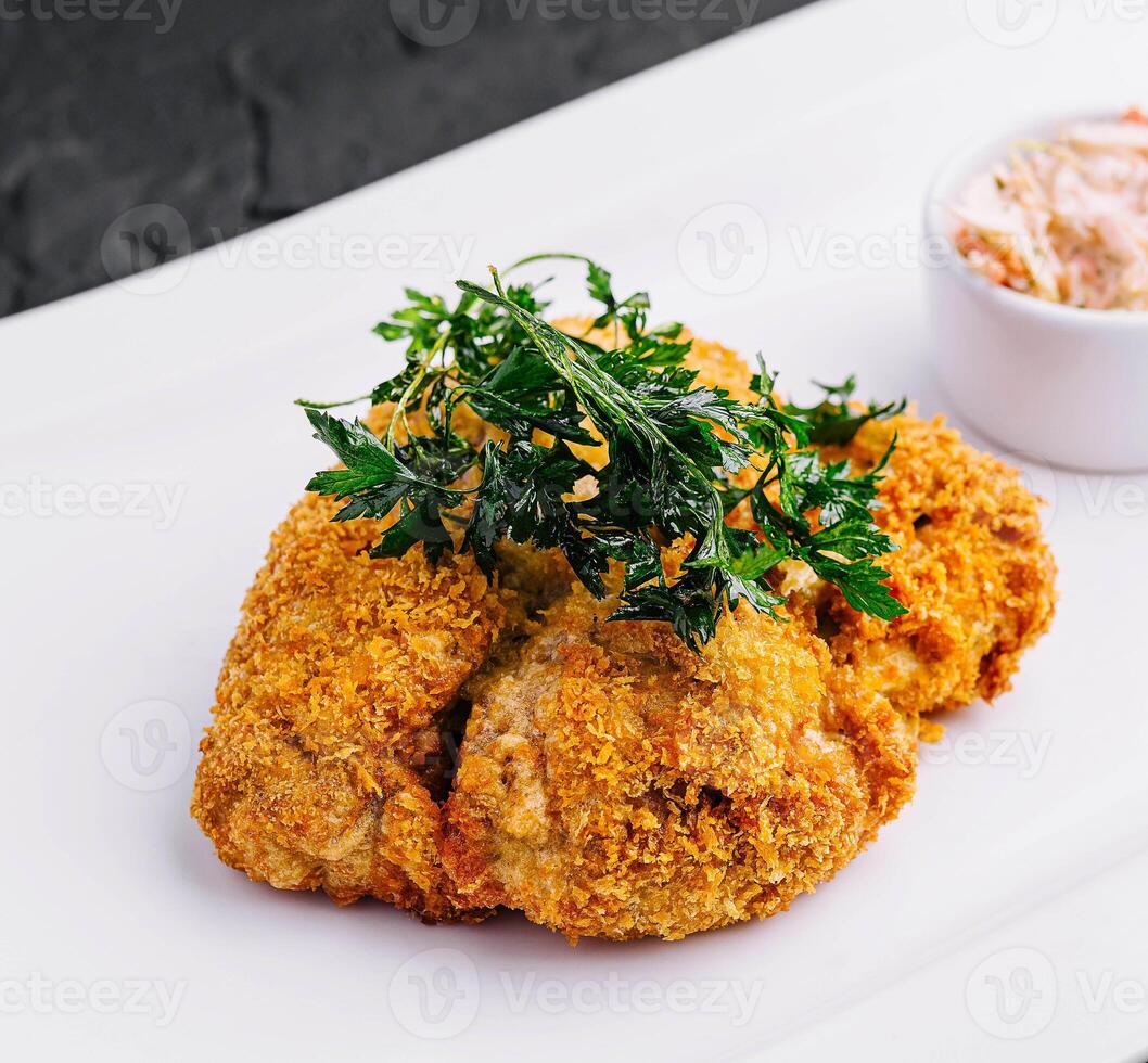 pollo cotoletta con salsa su piatto foto
