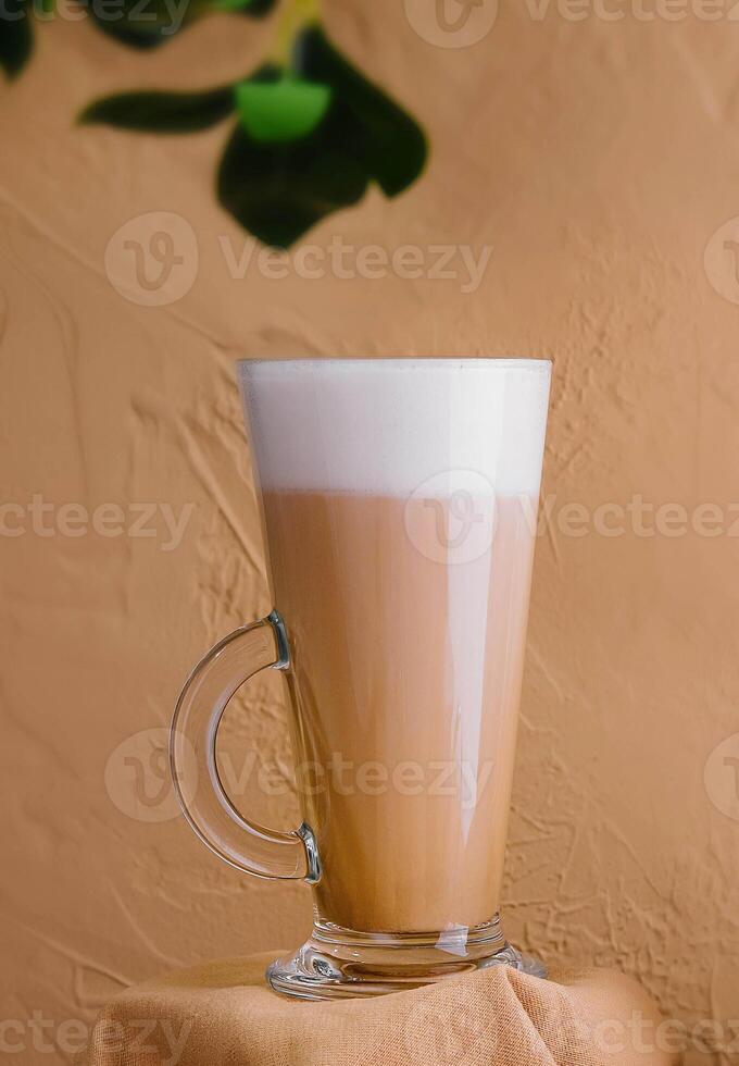 caramello ghiacciato latte macchiato con frustato crema foto