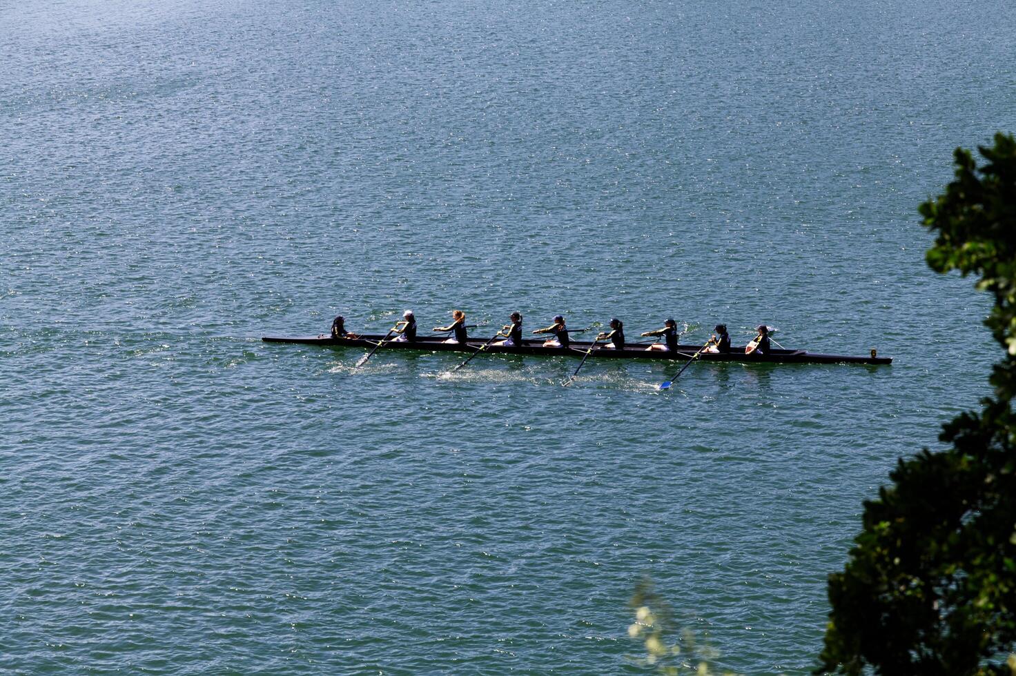 Folsom, circa, 2011 - donne equipaggio squadra canottaggio su lago foto