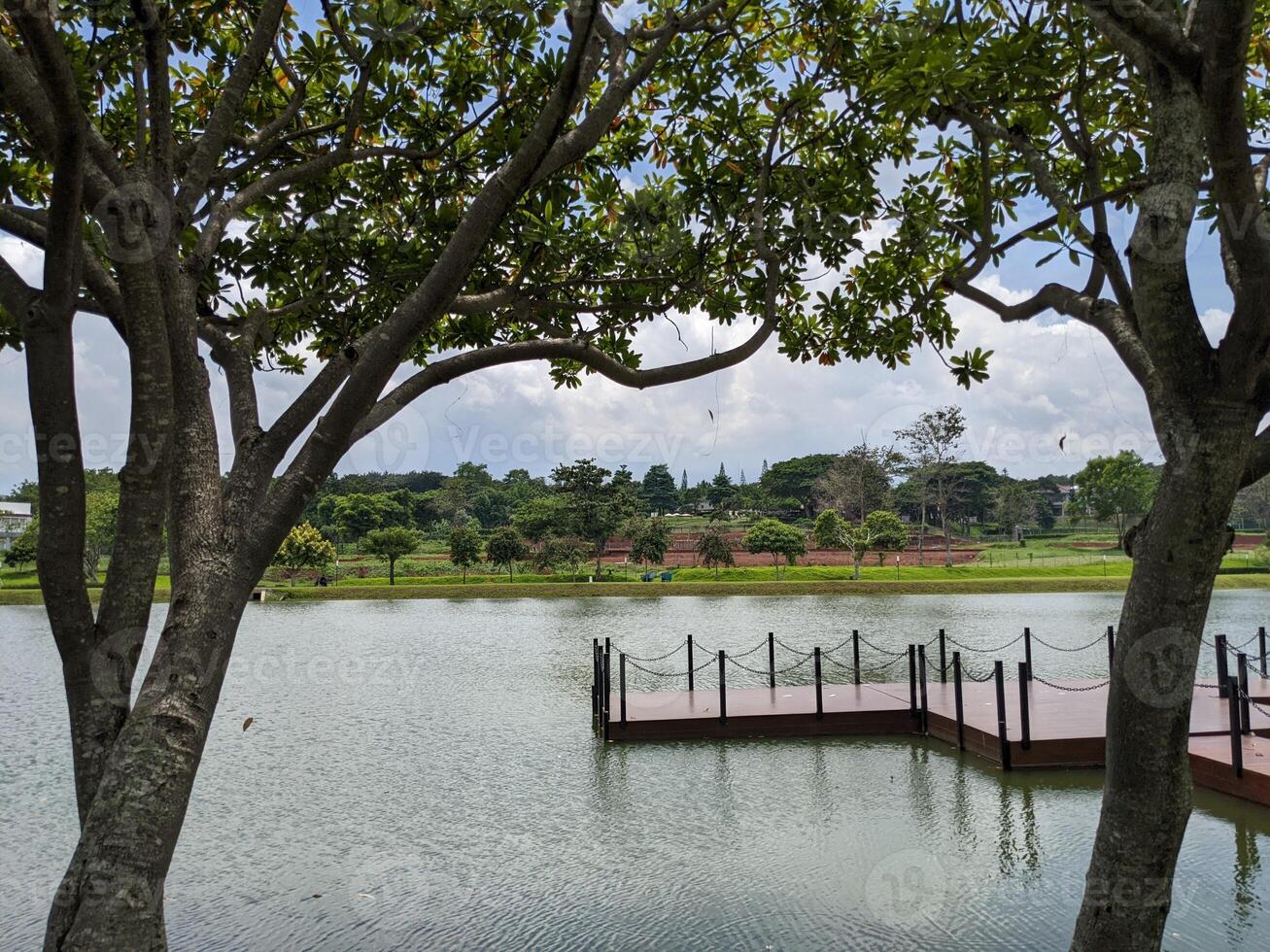 mini jogging parco su il semarang centrale Giava con lago, nuvoloso vibrazioni e blu cielo. il foto è adatto per parco sfondo, rilassare e godere posto soddisfare media.