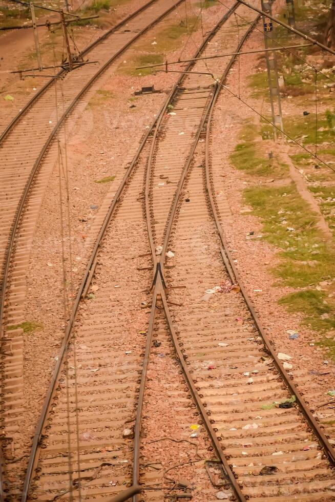 Visualizza di treno ferrovia brani a partire dal il mezzo durante giorno a kathgodam ferrovia stazione nel India, treno ferrovia traccia Visualizza, indiano ferrovia giunzione, pesante industria foto