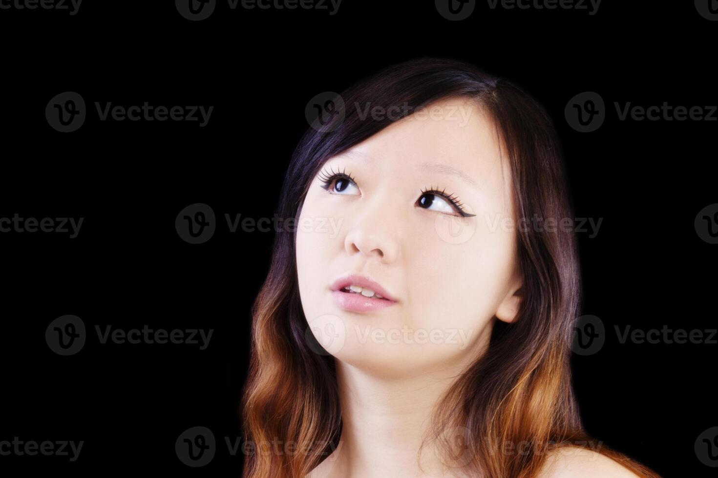 ritratto giovane attraente Cinese donna guardare su foto