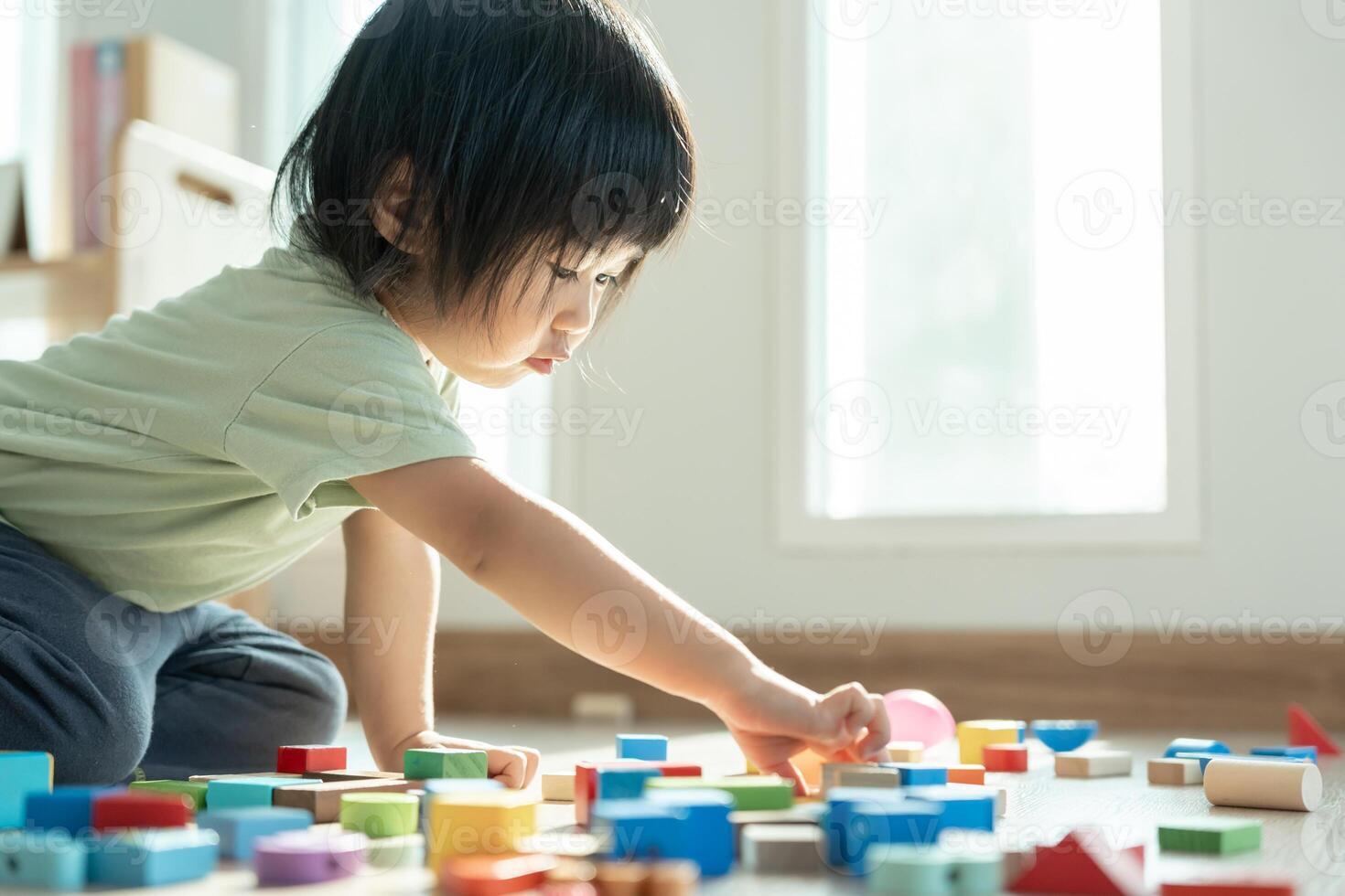 contento asiatico bambino giocando e apprendimento giocattolo blocchi. bambini siamo molto contento e eccitato a casa. bambino avere un' grande tempo giocando, attività, sviluppo, Attenzione disavanzo iperattività disturbo foto