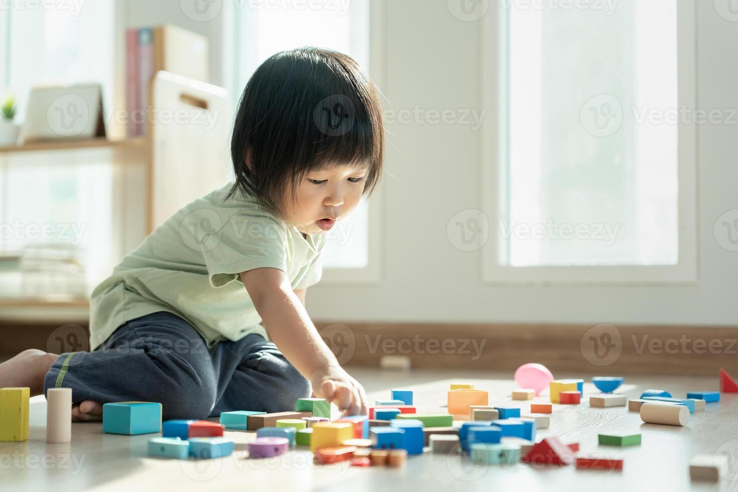 contento asiatico bambino giocando e apprendimento giocattolo blocchi. bambini siamo molto contento e eccitato a casa. bambino avere un' grande tempo giocando, attività, sviluppo, Attenzione disavanzo iperattività disturbo foto