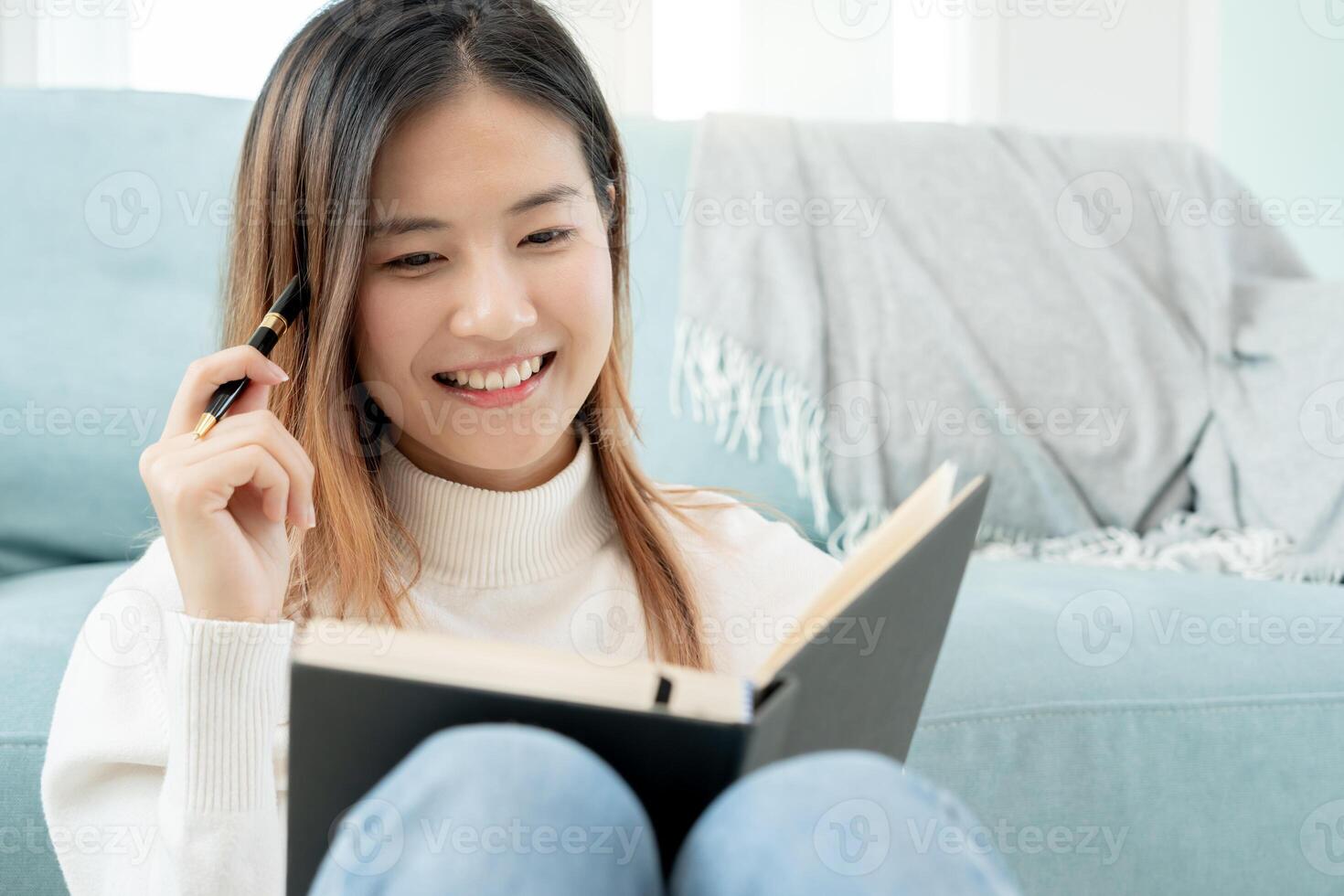 ispirazione, scrittore, scrittura ,creativo ,ricreazione per immaginare, bellissimo Asia attraente giovane donna scrittura idee su taccuino, per fare elenco, bene pensiero opera, giornalista, elegante, sognare Immagine, rilassare foto