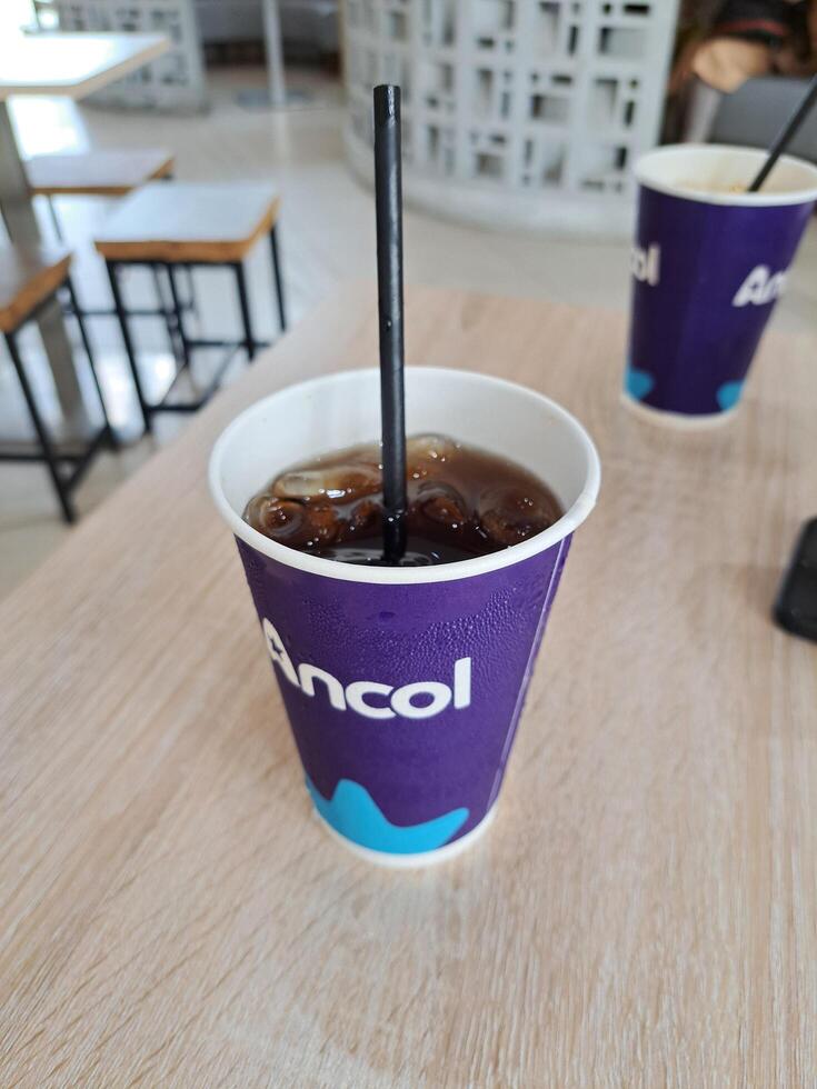 jakarta Indonesia gennaio 31 2024 viola Coca Cola e tè potabile tazze quello dire nel il ancol ricreazione parco foto