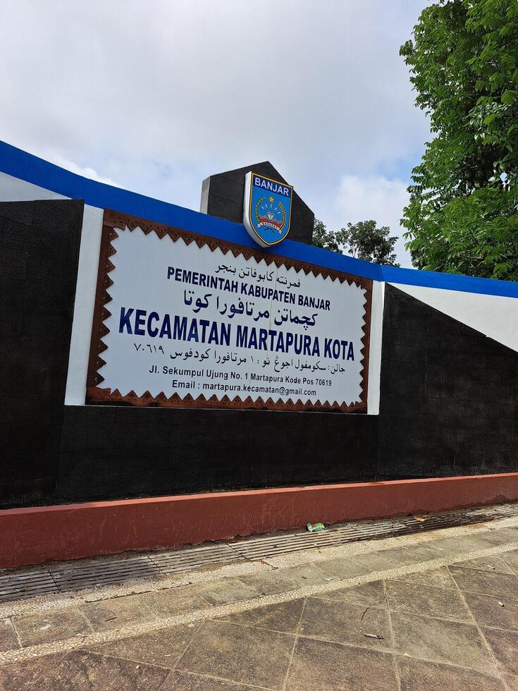 martapura, Indonesia - gennaio 17 ° 2024 il monumento per il nome di il martapura città quartiere ufficio è generalmente collocato nel davanti di il ufficio come un identificatore per il ufficio foto