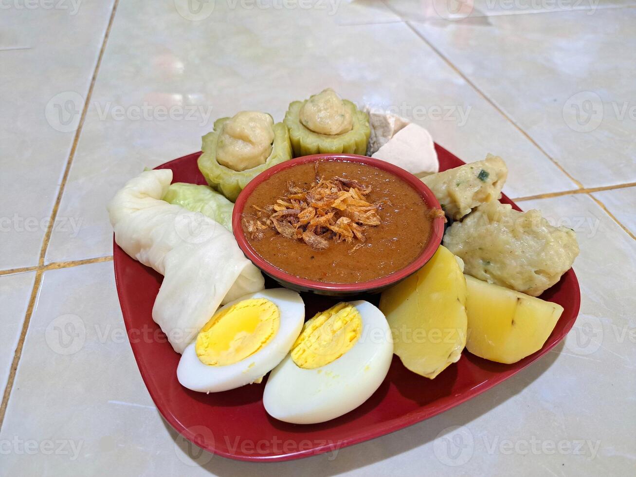 siomay è un' tipico indonesiano cibo fatto a partire dal cavolo, patate, uova, amaro melone e tofu bollito nel arachide salsa foto