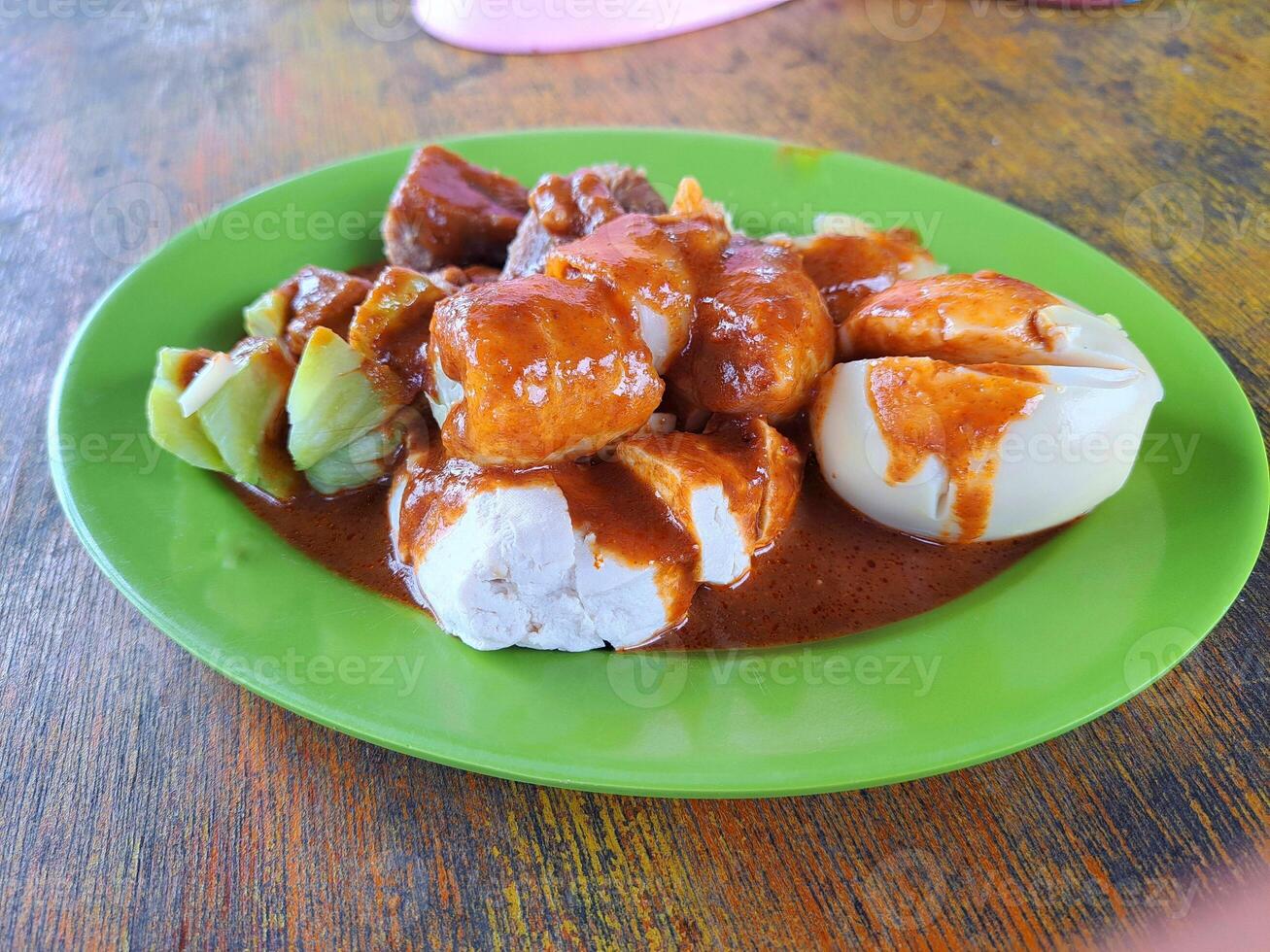 siomay è un' tipico indonesiano cibo fatto a partire dal cavolo, patate, uova, amaro melone e tofu bollito nel arachide salsa macro fotografia foto