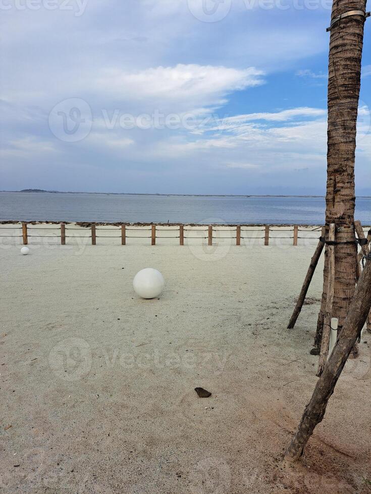 Giacarta, Indonesia - gennaio 30 2024 pantalone inda kapuk Aloha atmosfera con bianca sabbia, mare e blu cielo foto