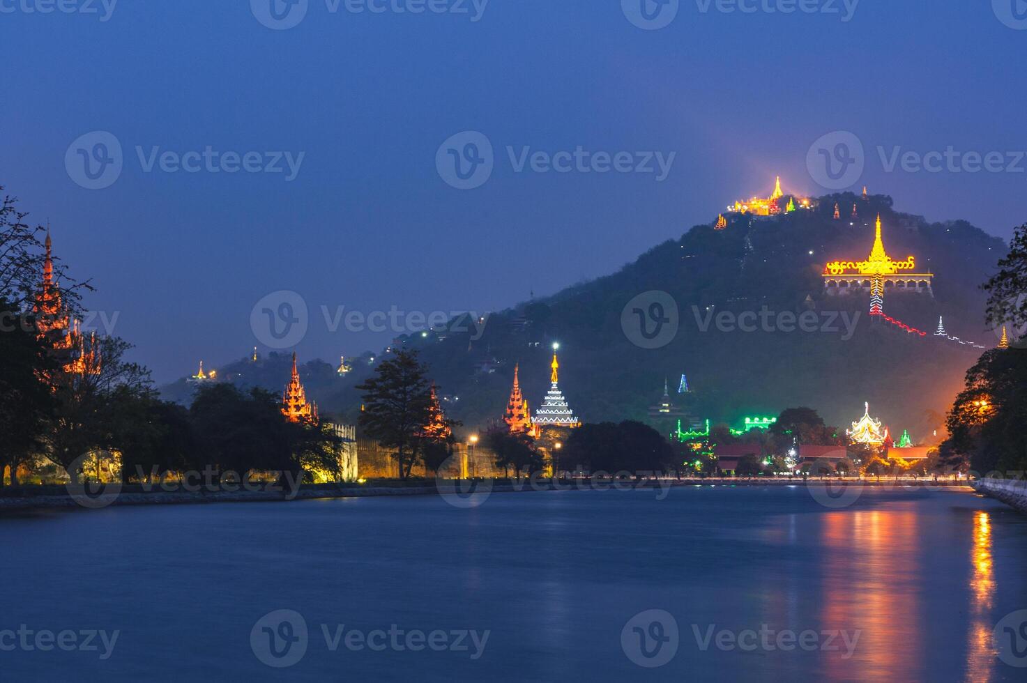 notte Visualizza di mandalay palazzo e mandalay collina nel Myanmar birmania foto