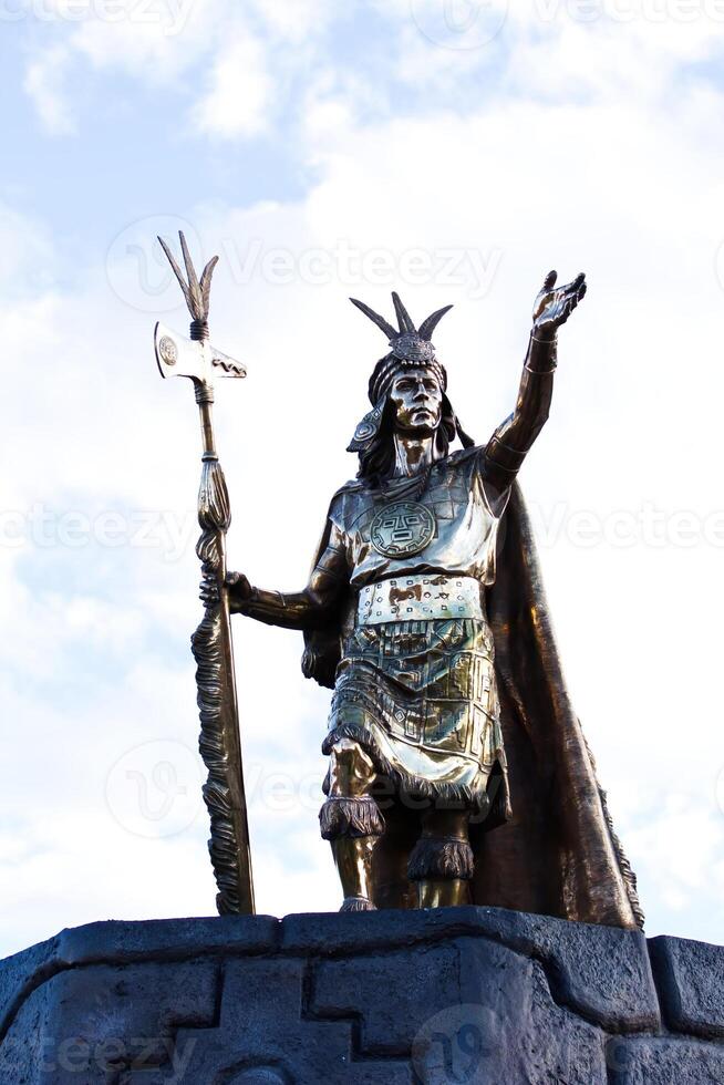 statua di inca capo nel principale piazza cusco Perù foto