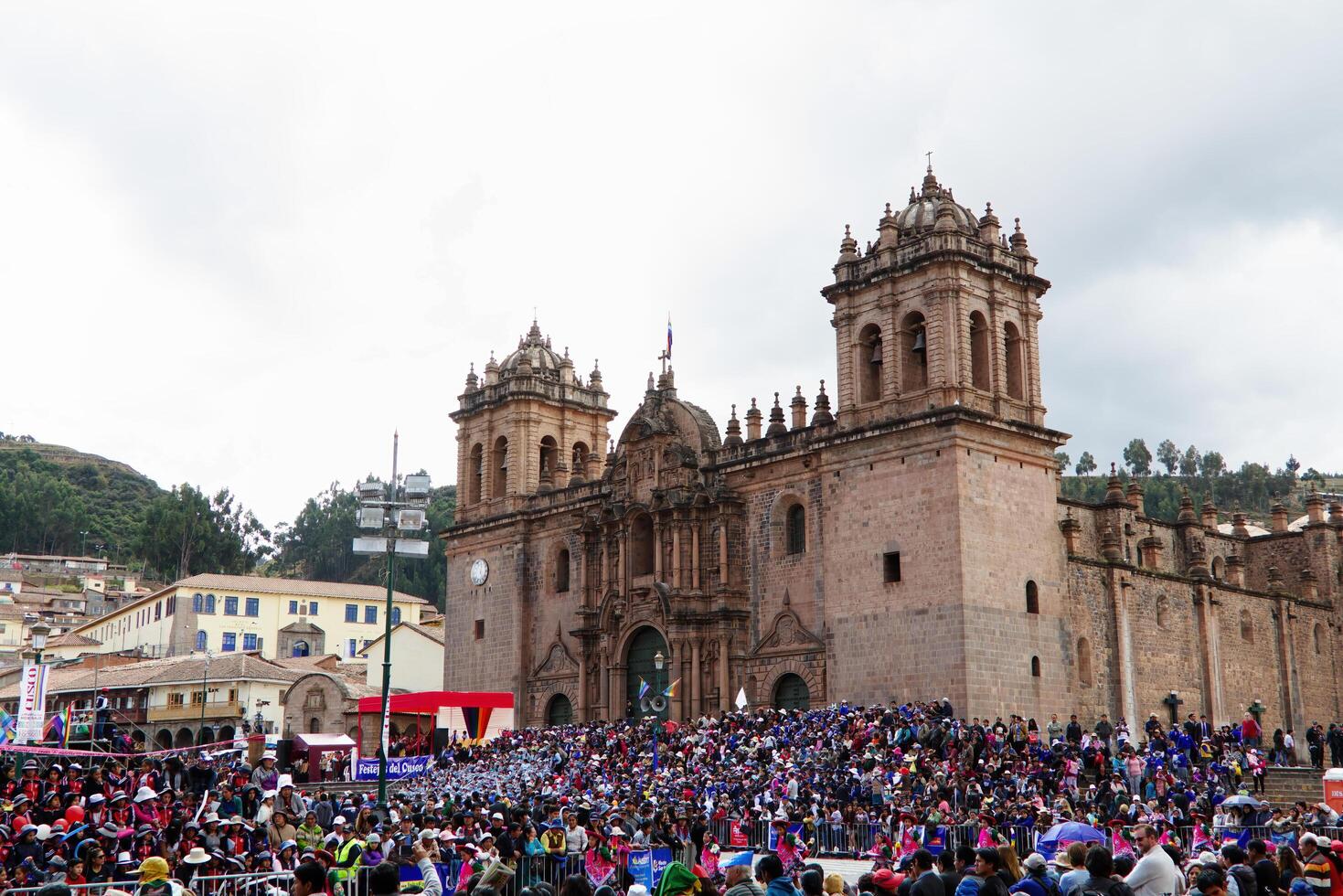 cusco, Perù, 2015 - folla di persone lungo parata itinerario e Chiesa Sud America foto