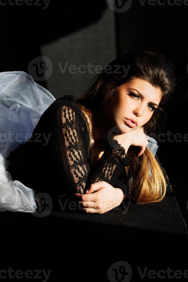 attraente giovane caucasico donna nel finestra leggero foto