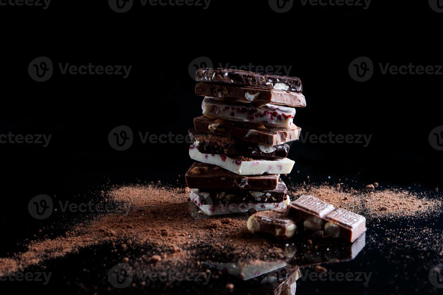 un' pila di cioccolato barre su un' nero sfondo foto