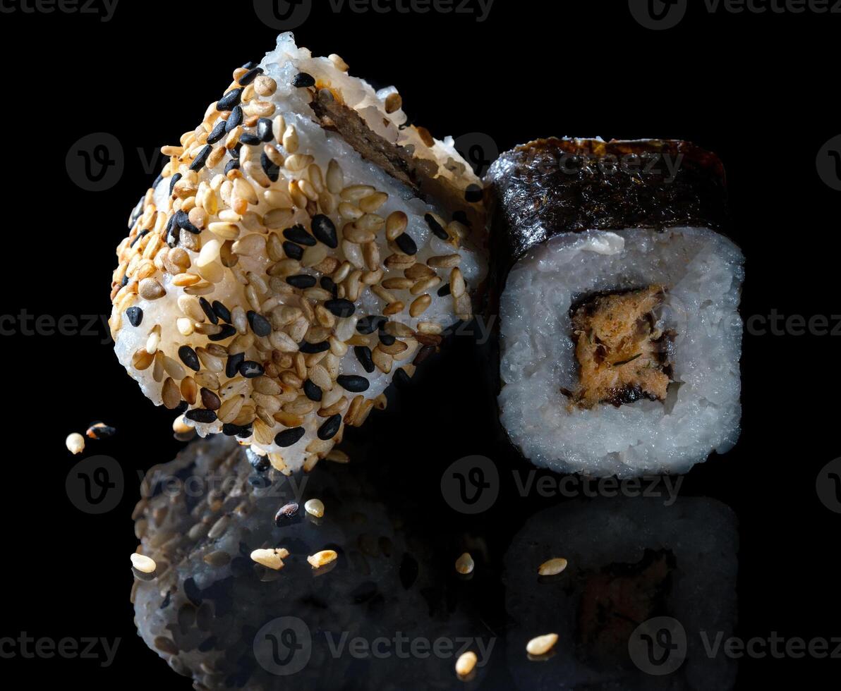 un' Sushi rotolo con sesamo semi e sesamo semi foto