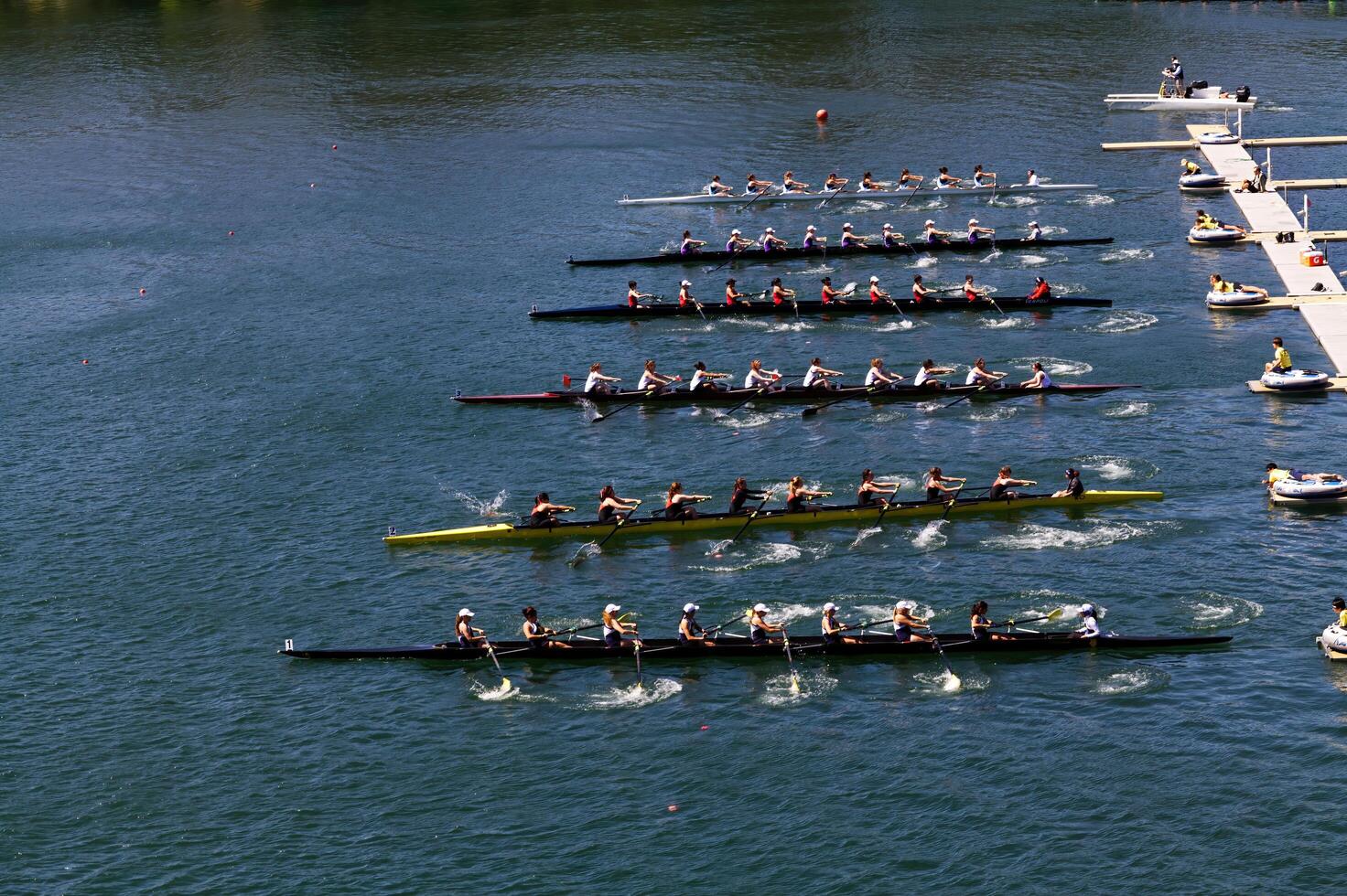 Folsom, circa, 2011 - donne equipaggio gara su lago natomas folsom California inizio foto