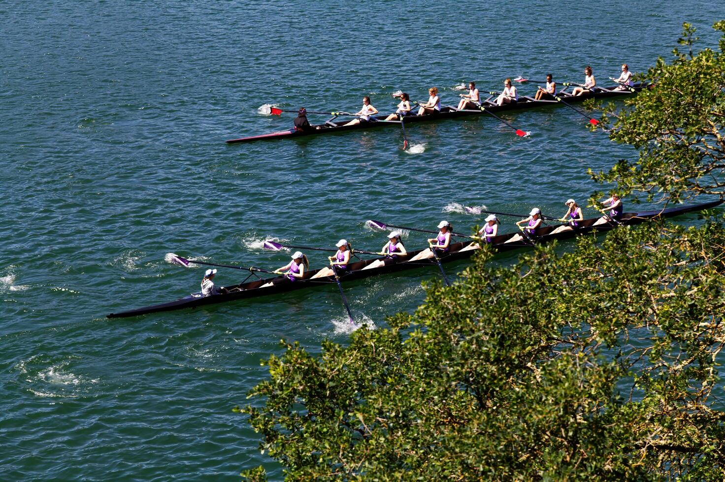 Folsom, circa, 2011 - donne equipaggio vogatori praticante su lago foto