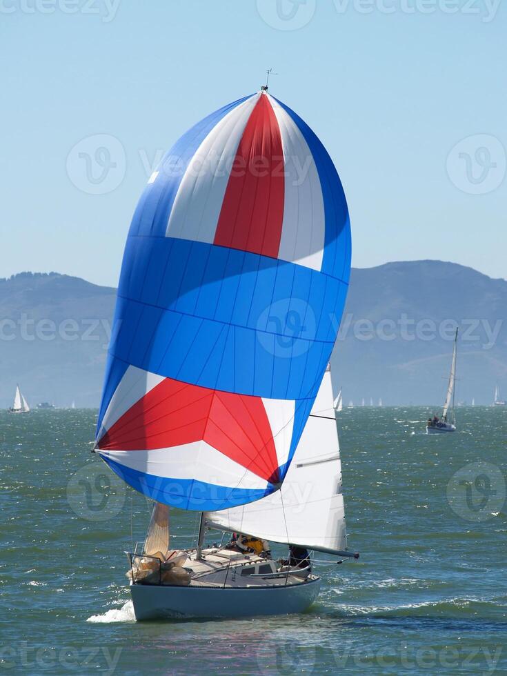barca a vela in esecuzione con il vento sotto spinnaker foto