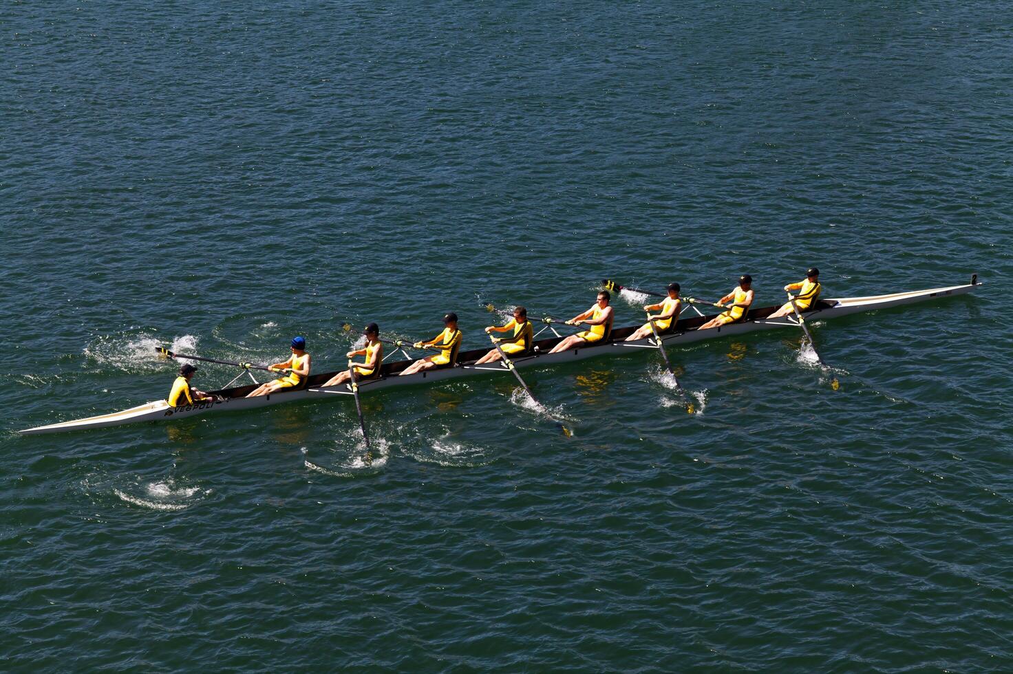 Folsom, circa, 2011 - uomini equipaggio squadra canottaggio su fiume giallo uniformi foto