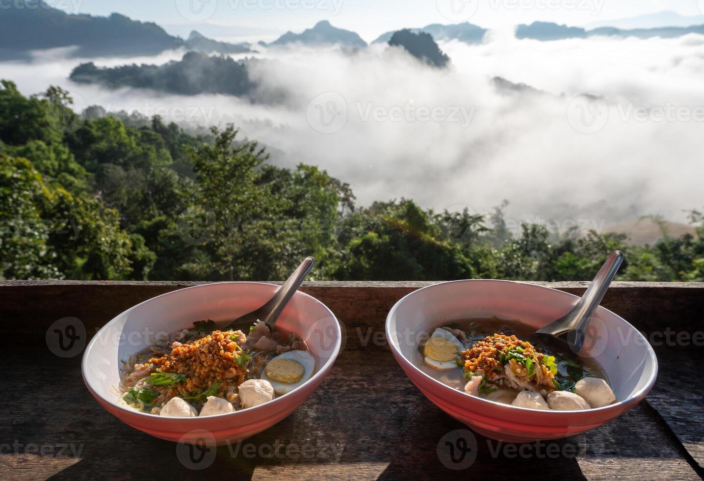 tagliatelle nel un' tazza con un' Visualizza di il mare di nebbia a jabo villaggio, mae hong figlio, Tailandia foto