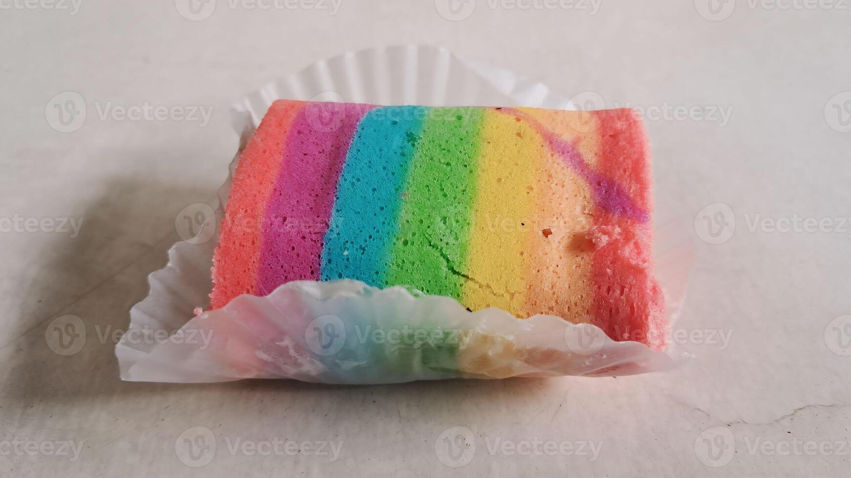 un' pezzo di torta nel arcobaleno colori foto