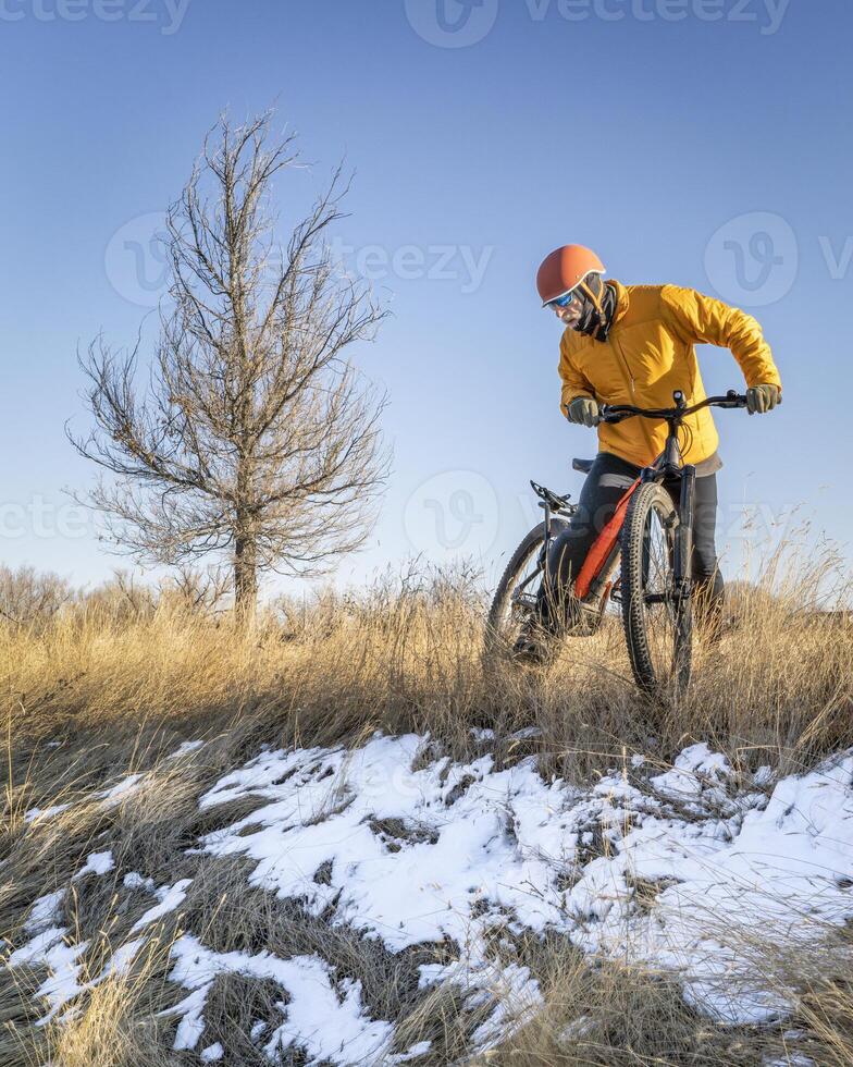 anziano maschio ciclista su un' montagna bicicletta, inverno scenario nel forte collins, Colorado foto