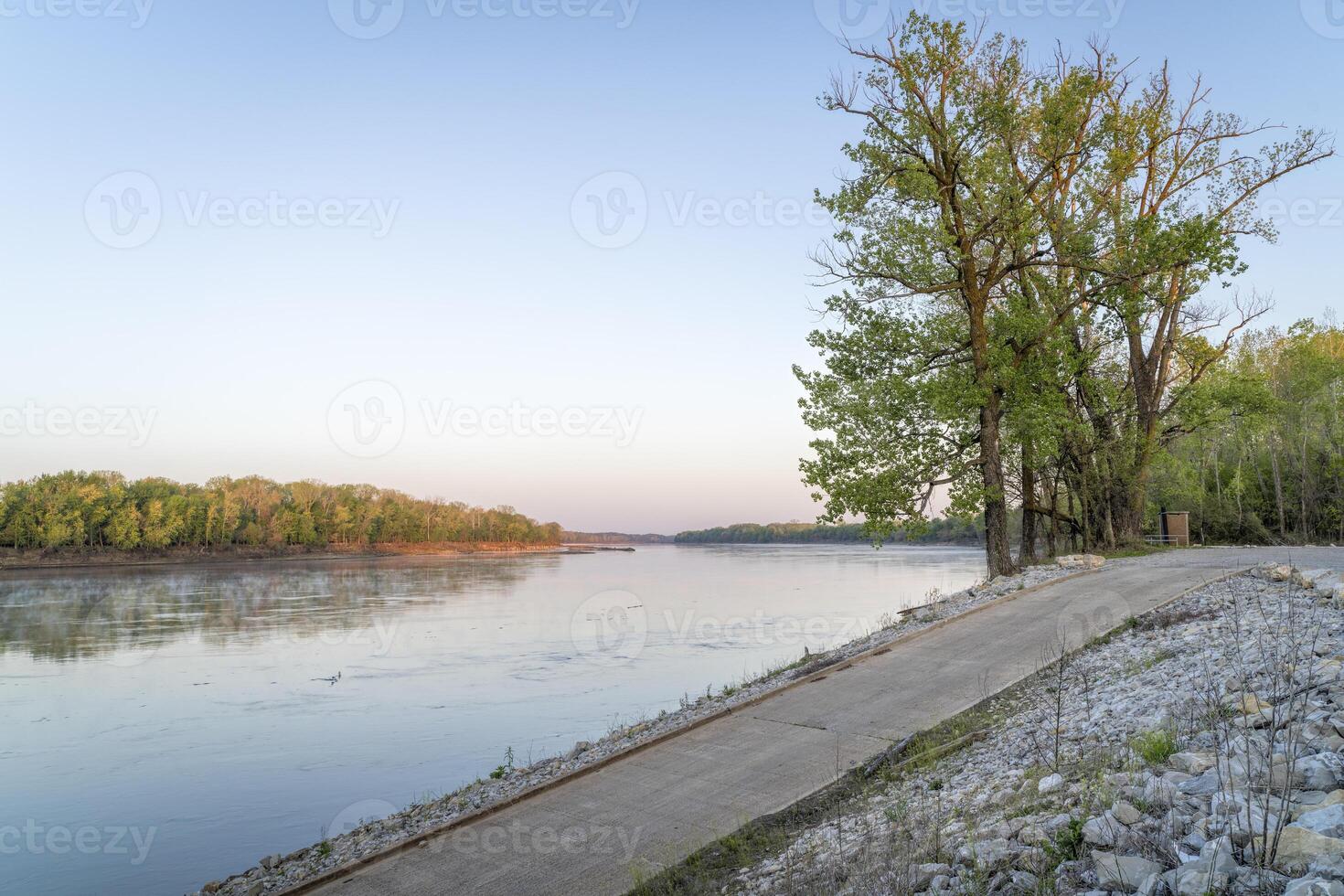 primavera Alba al di sopra di Missouri fiume e un' barca rampa a dalton parte inferiore foto