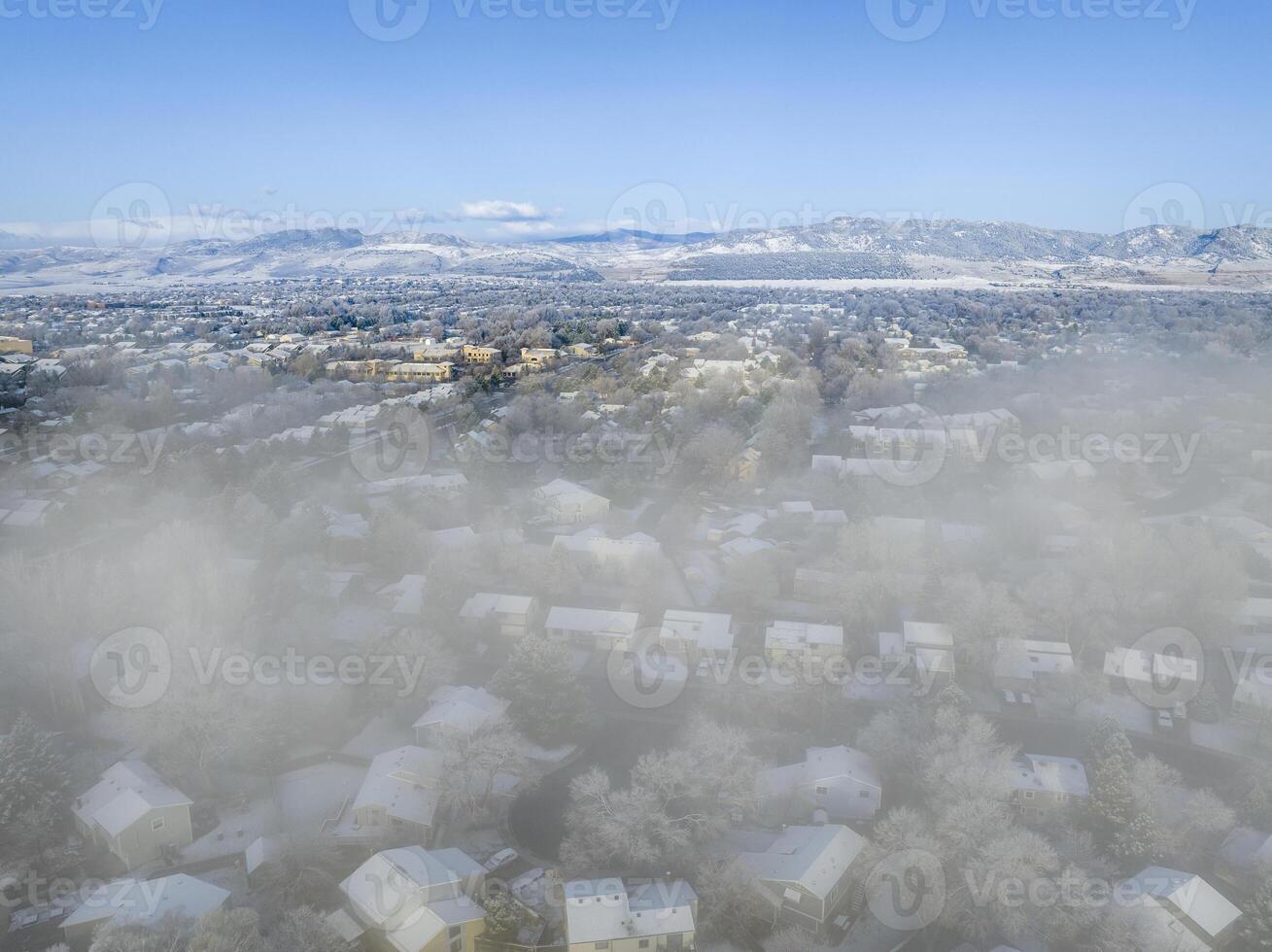 nebbioso presto primavera mattina al di sopra di roccioso montagne e forte collins, Colorado, aereo Visualizza con un' fresco neve foto