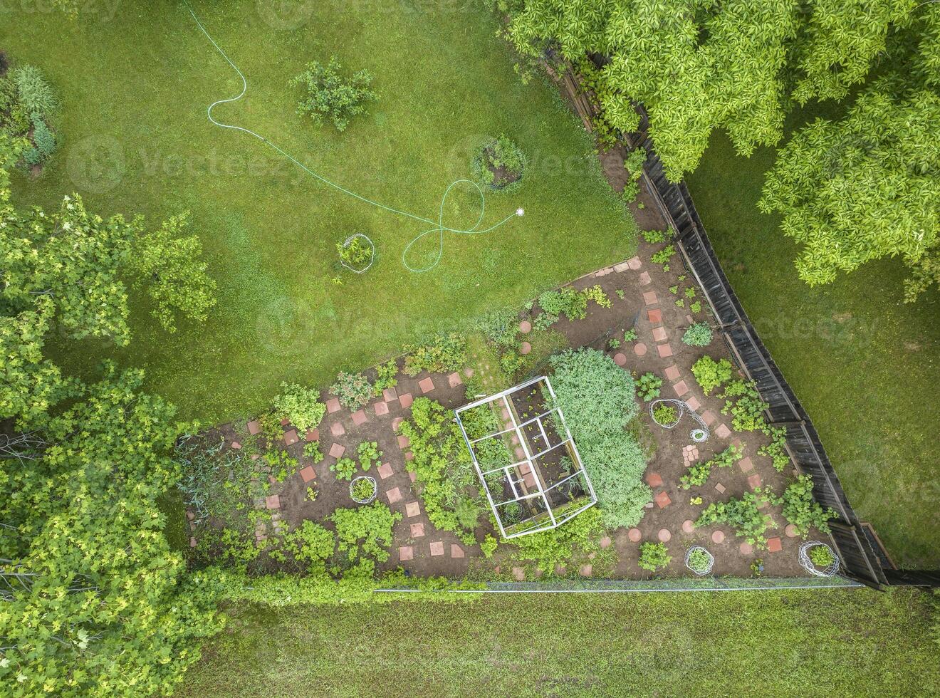 aereo Visualizza di un' verde Giardino dietro la casa e giardino nel primavera scenario foto