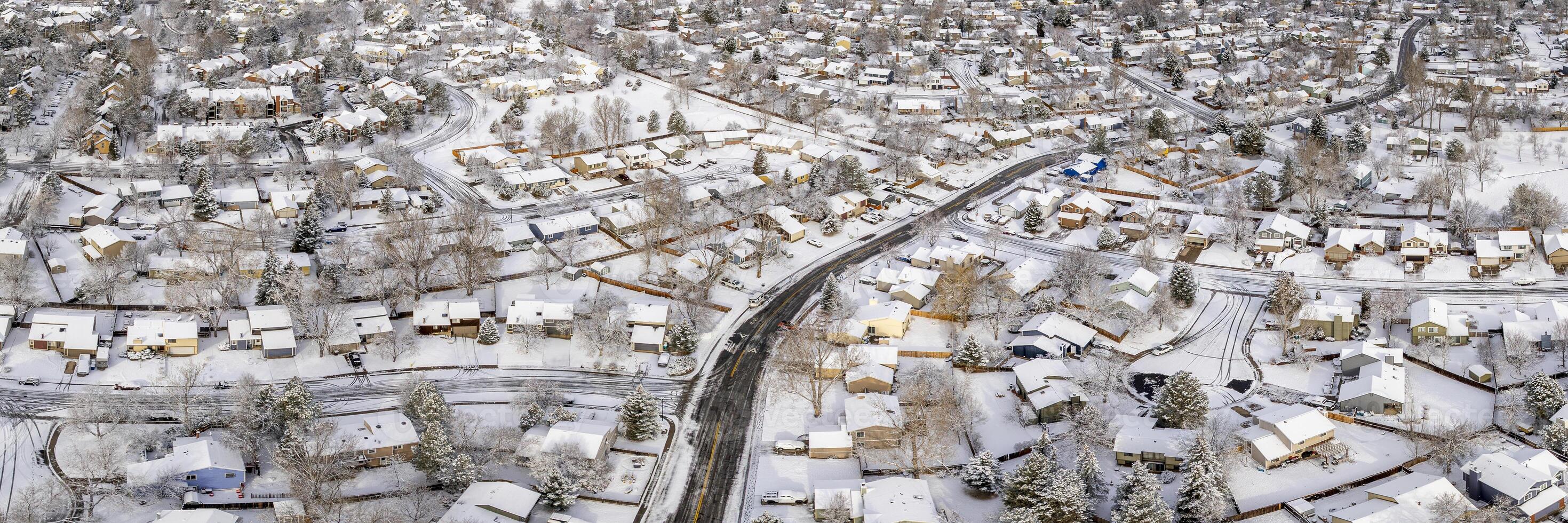 inverno mattina al di sopra di città di forte collins nel settentrionale Colorado, aereo panorama foto