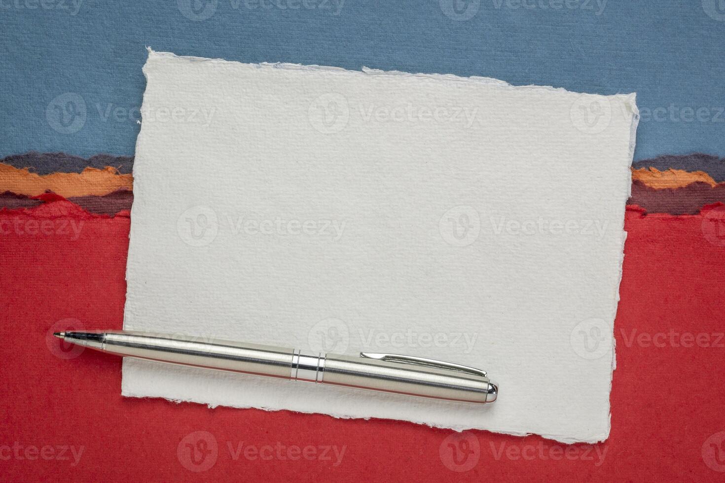 piccolo foglio di vuoto bianca khadi straccio carta a partire dal India contro astratto paesaggio con un' penna foto