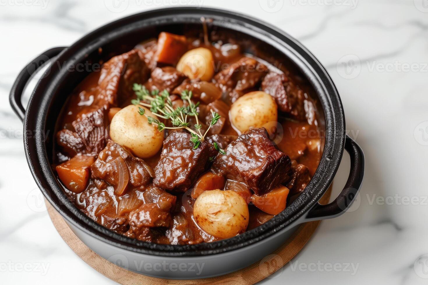 ai generato boeuf bourguignon nel padella su bianca marmo cucina sfondo. generativo ai foto