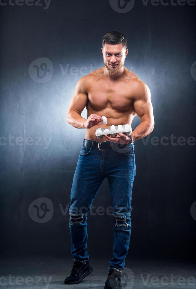 giovane uomo con salutare cibo su buio sfondo. proteina a partire dal uova. salutare cibo e stile di vita. metà vita foto. avvicinamento foto