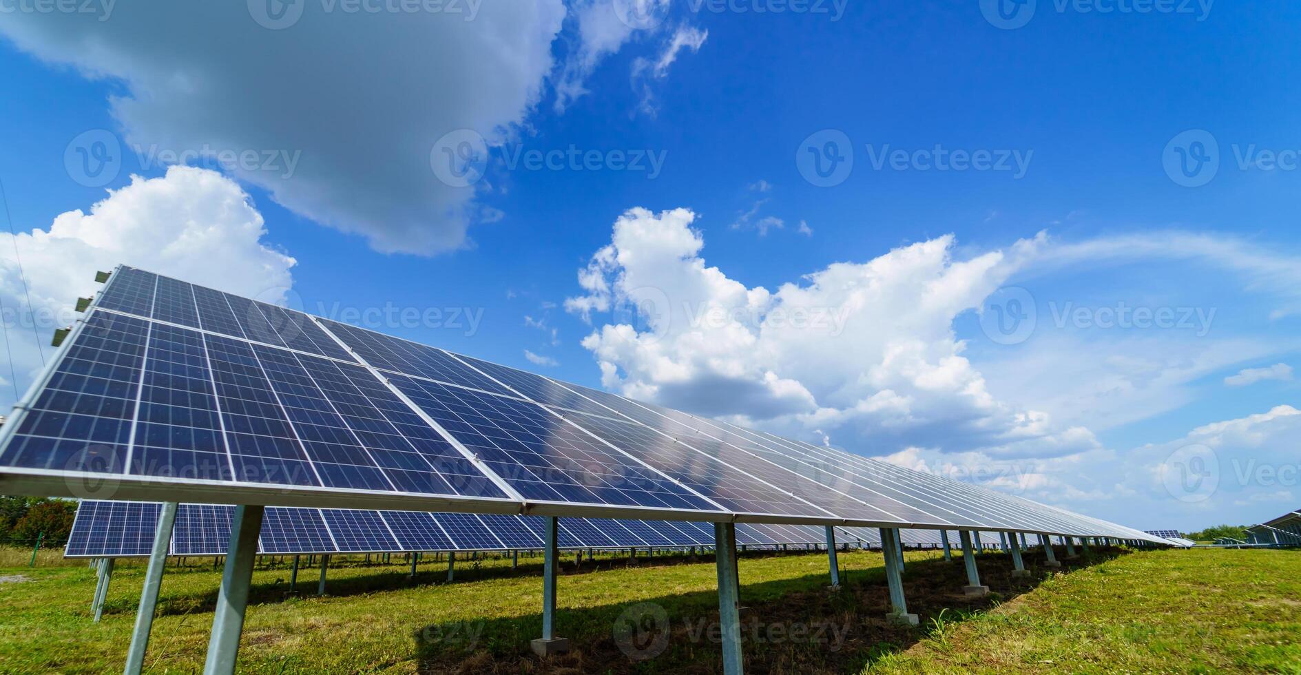 solare pannello su cielo sfondo. fotovoltaico energia fornitura sistemi. solare energia pianta. il fonte di ecologico rinnovabile energia. foto