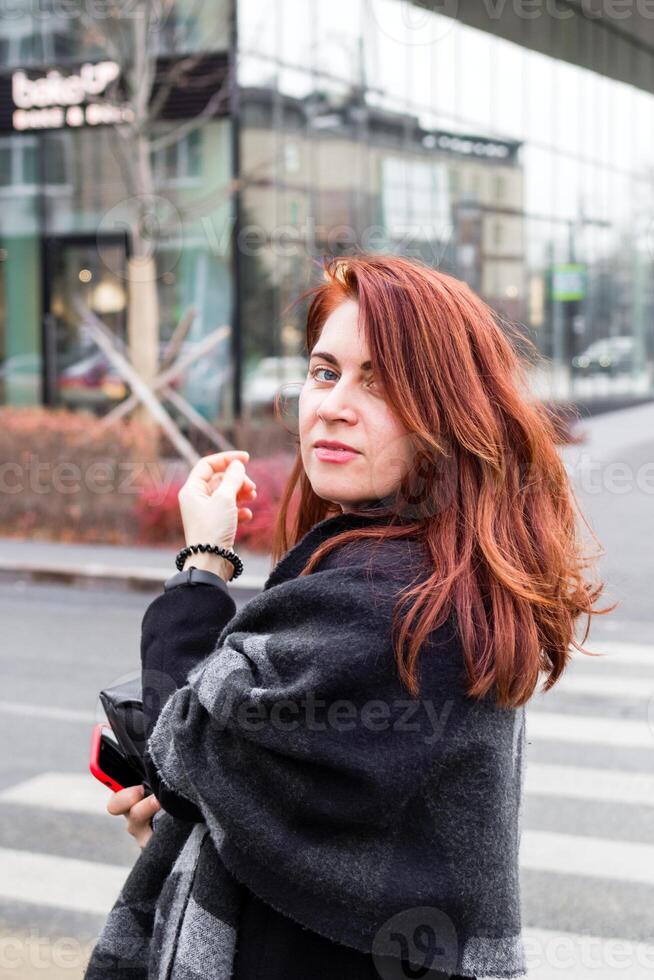 attraente fiducioso giovane donna è a piedi a il centro quartiere. foto