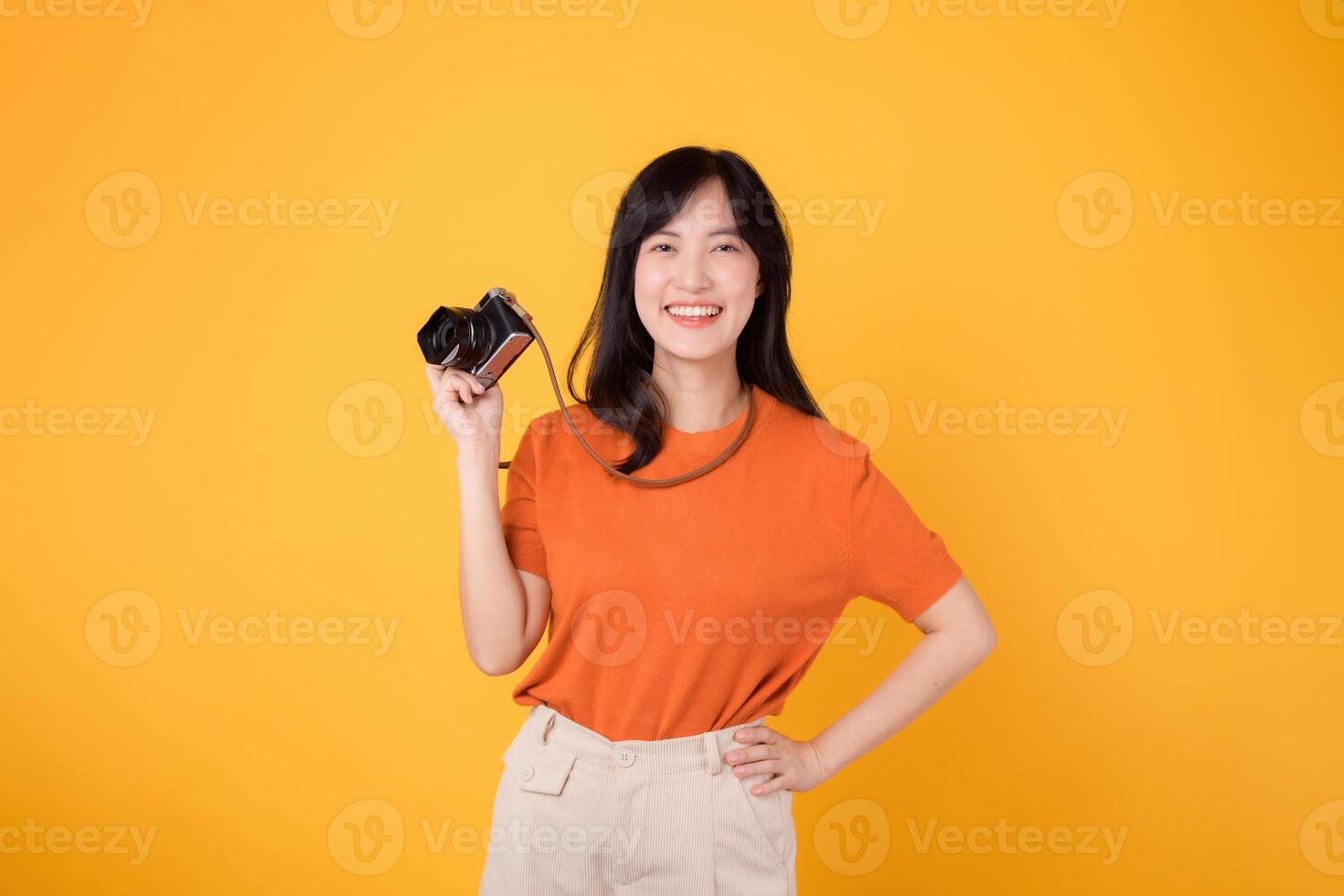 turista asiatico donna con telecamera, cattura il bellezza di sua vacanza avventura. gioioso viaggio ricordi. foto