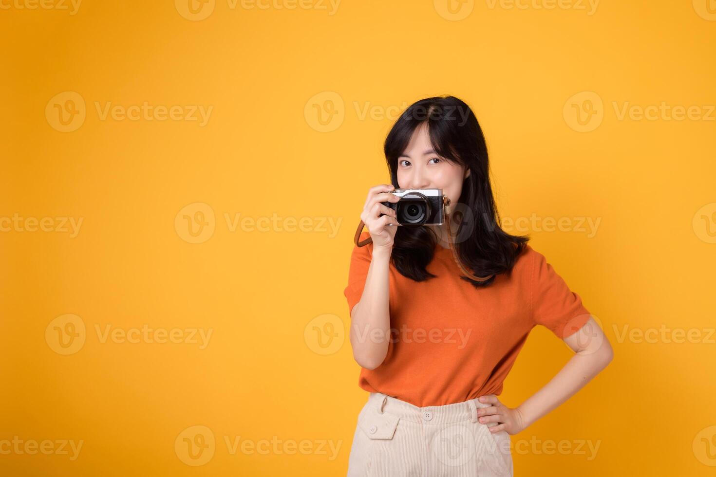 giovane donna con un' telecamera cattura ricordi su un' divertimento vacanza viaggio. avventura e fotografia concetto. foto