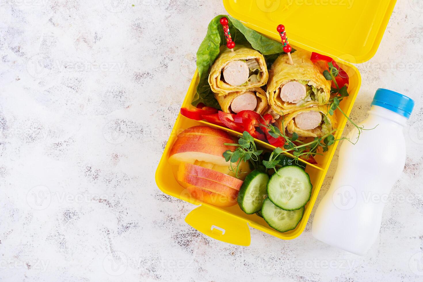 scuola pranzo scatola con salsiccia rotolo nel frittata con lavash. sacco per il pranzo. cheto il pranzo. superiore Visualizza, piatto posare foto