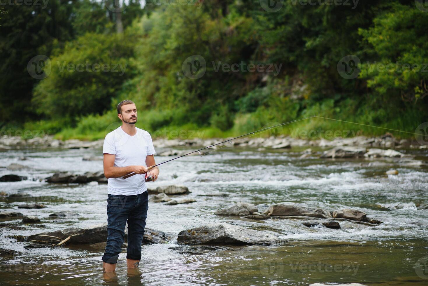 uomo volare pesca calchi su irlandesi fiume foto