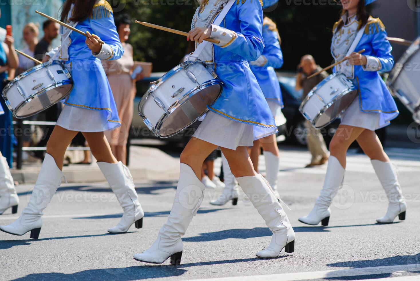 majorette con bianca e blu uniformi eseguire nel il strade di il città. fotografico serie foto