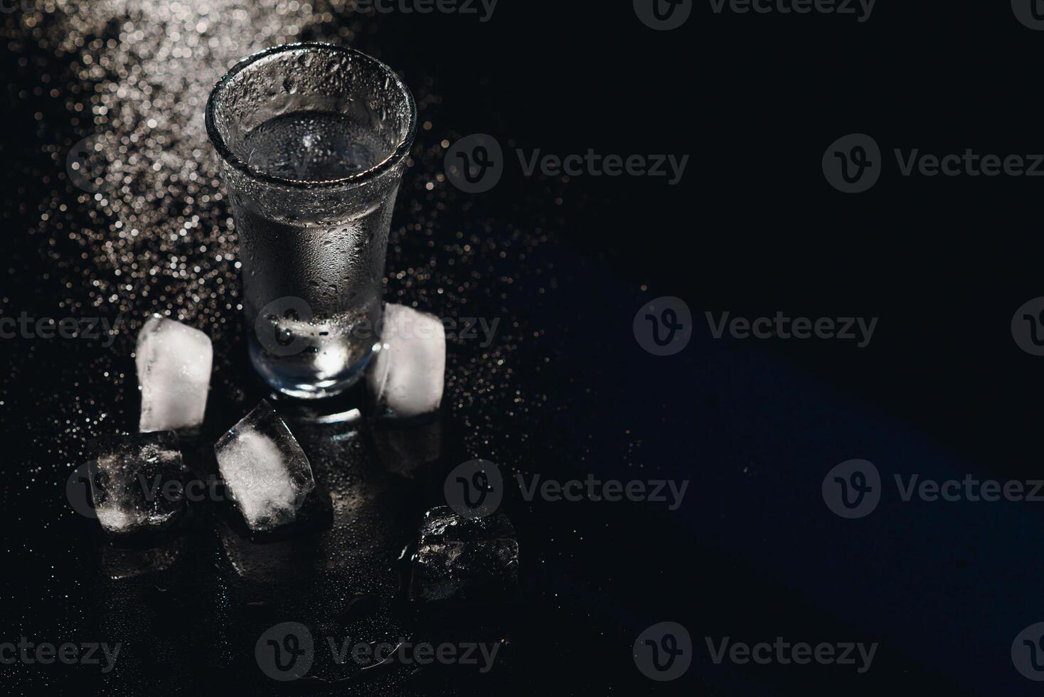 Vodka. colpi, bicchieri con Vodka con ghiaccio .scuro sfondo. copia spazio .selettivo messa a fuoco. foto