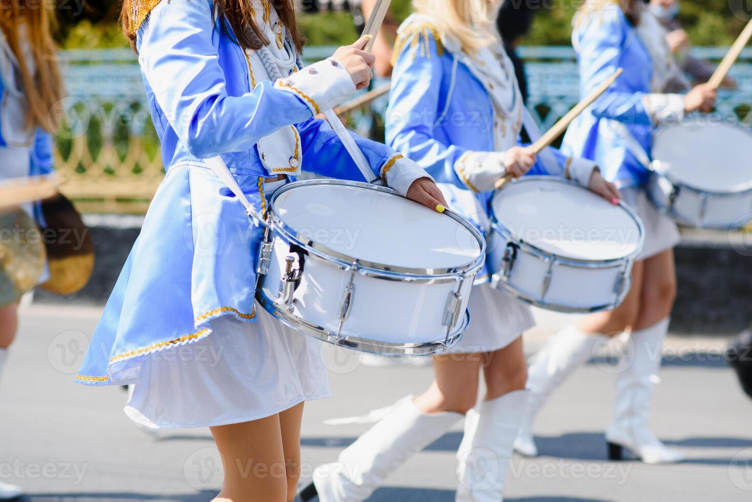 majorette con bianca e blu uniformi eseguire nel il strade di il città. fotografico serie foto