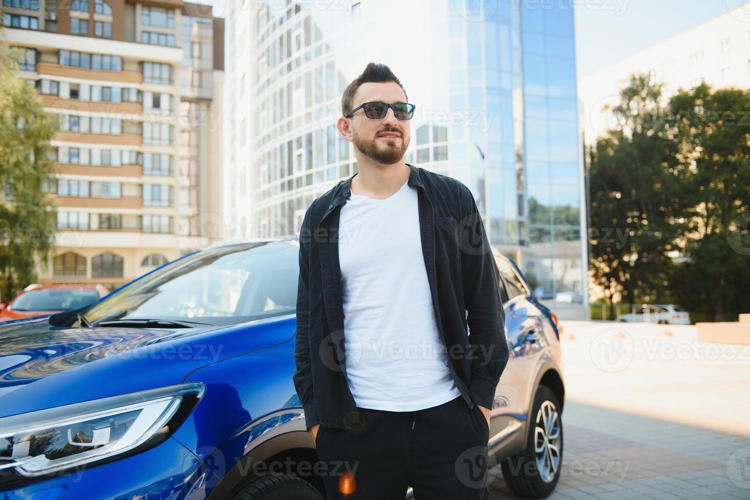 bello giovane uomo nel in piedi vicino auto all'aperto foto