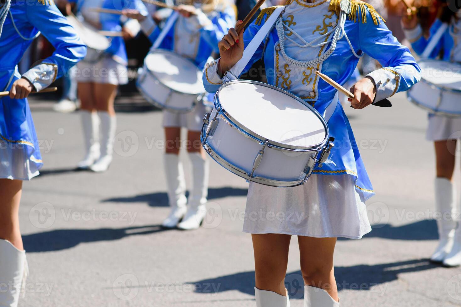 majorette con bianca e blu uniformi eseguire nel il strade di il città. fotografico serie foto