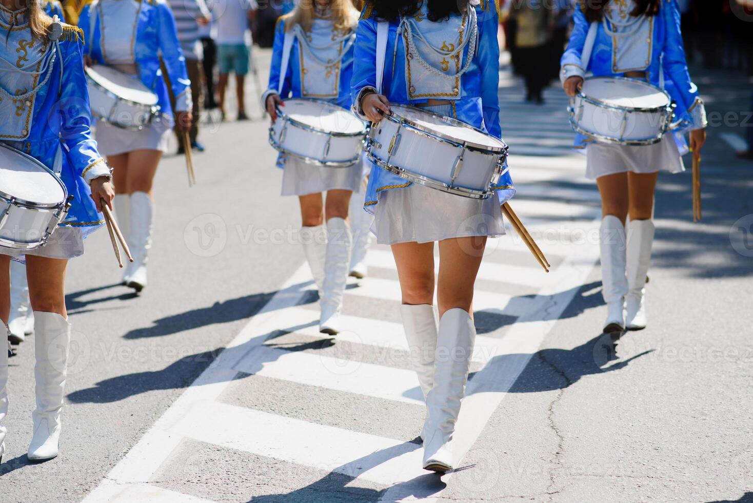 majorette con bianca e blu uniformi eseguire nel il strade di il città. fotografico serie foto