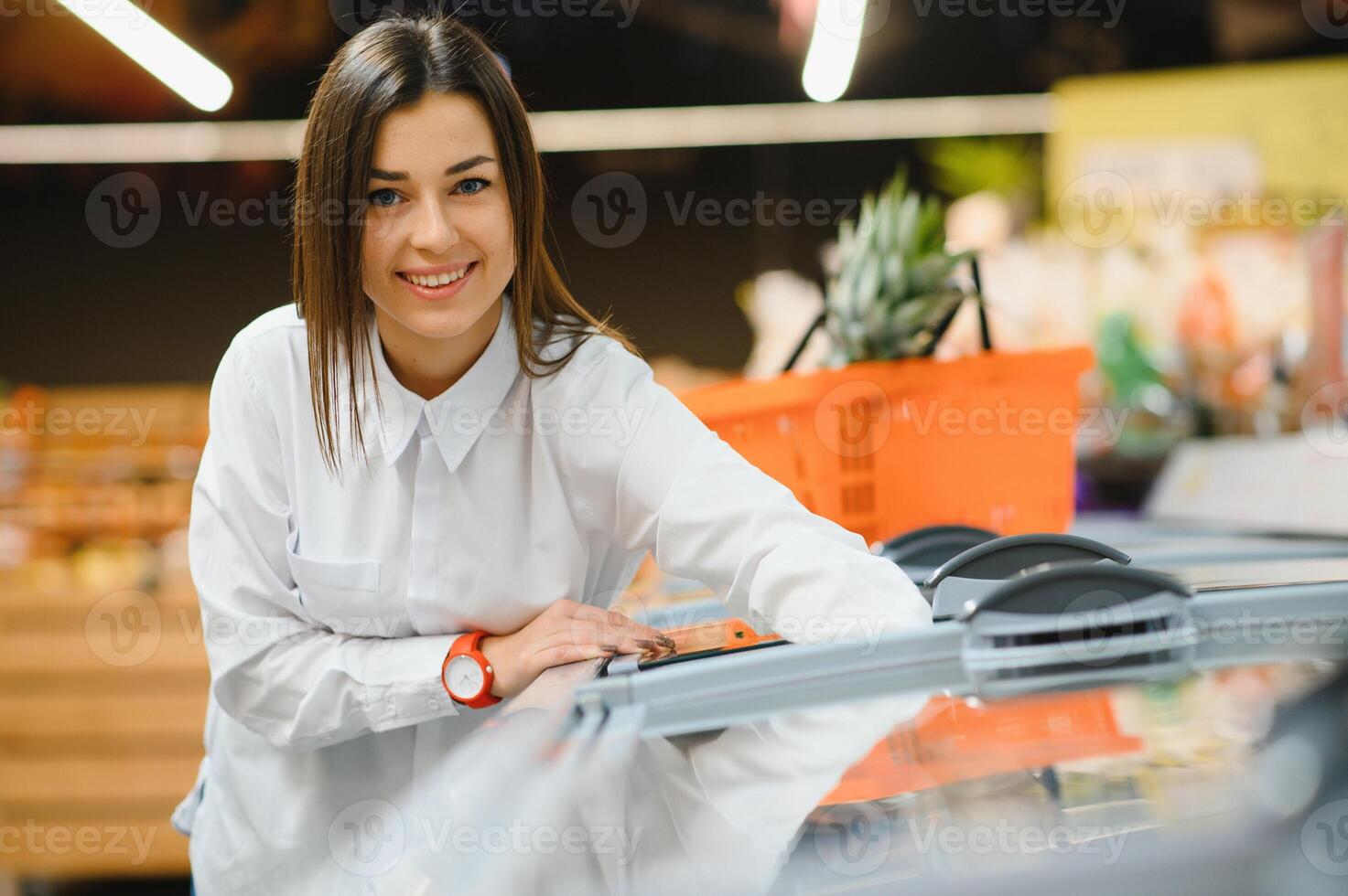 casuale donna drogheria shopping e guardare contento foto