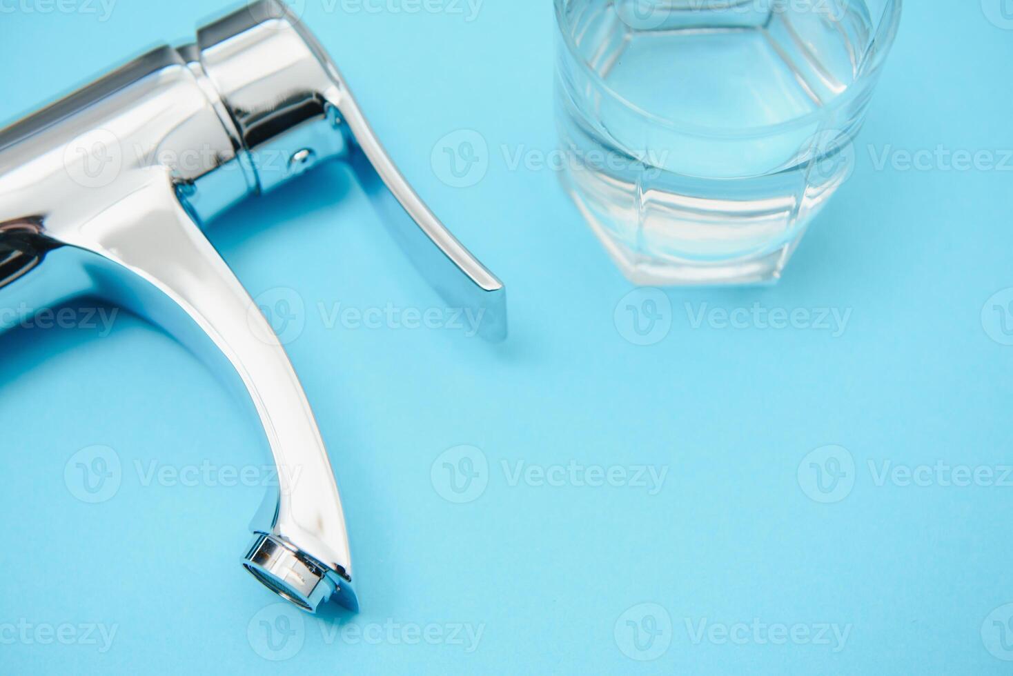 singolo maniglia acqua rubinetto su leggero blu sfondo. nuovo cromo o acciaio miscelatore rubinetto . foto